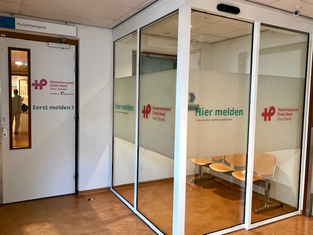 Huisarts Guido Kranenburg voor het praktijkpand in Ulft