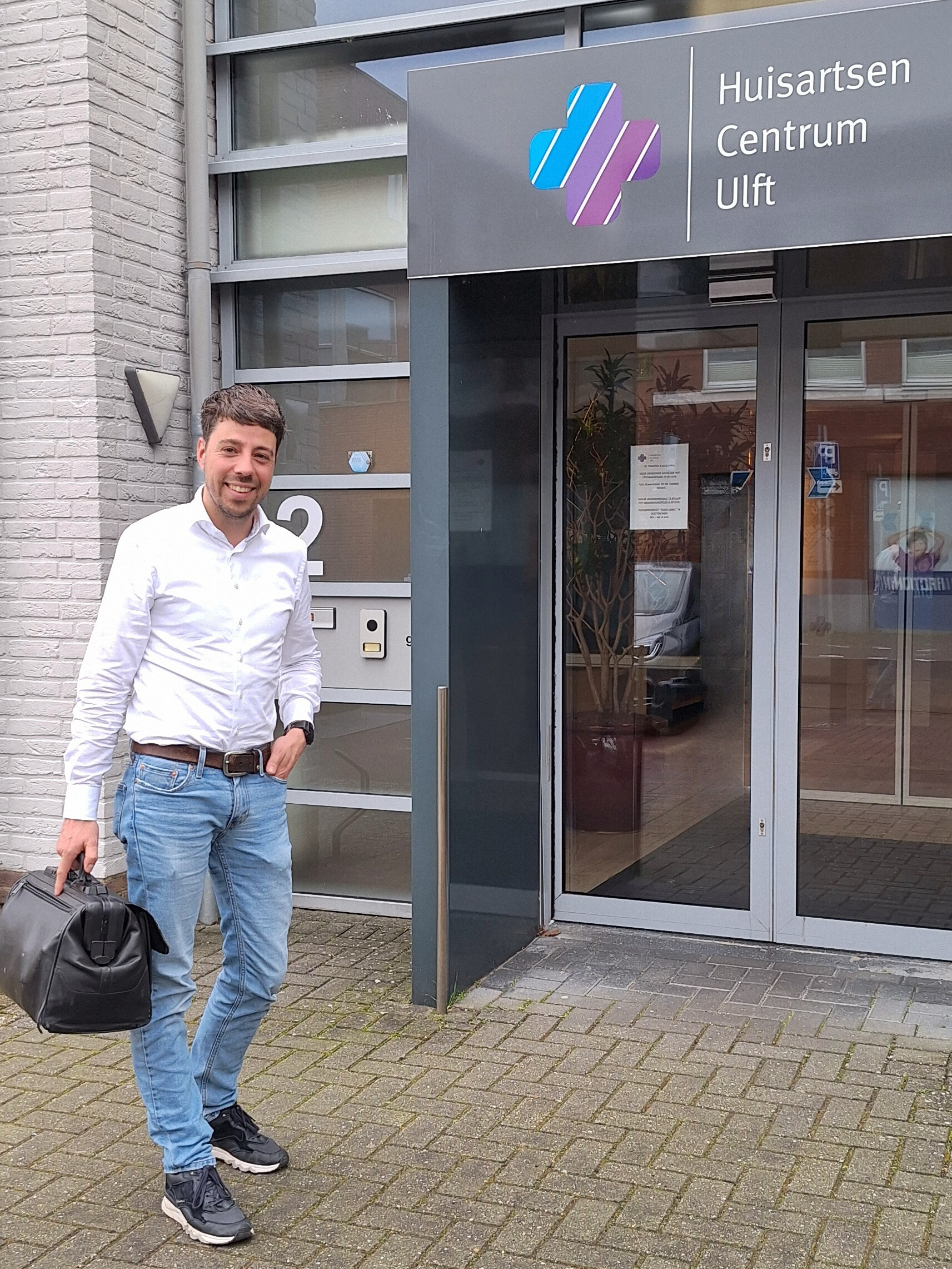 Huisarts Guido Kranenburg voor het praktijkpand in Ulft